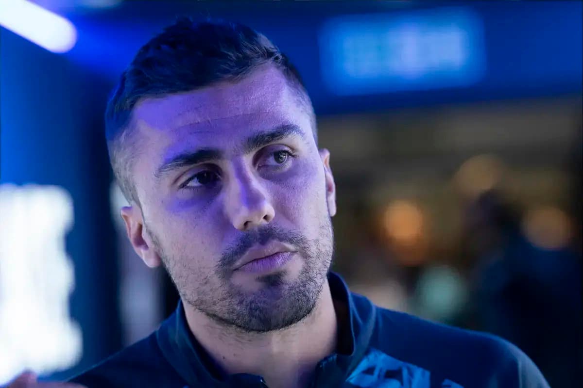 Jugador en primer plano con iluminación azul