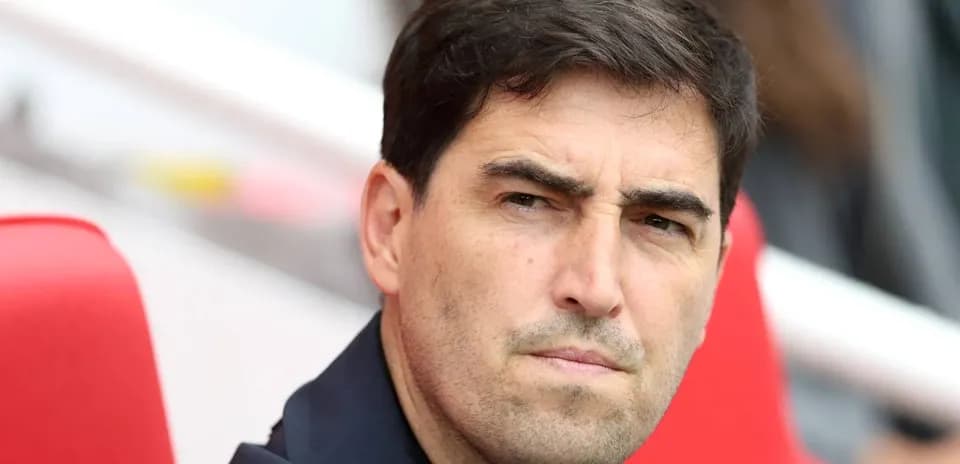 Entrenador observando desde el banquillo durante el partido