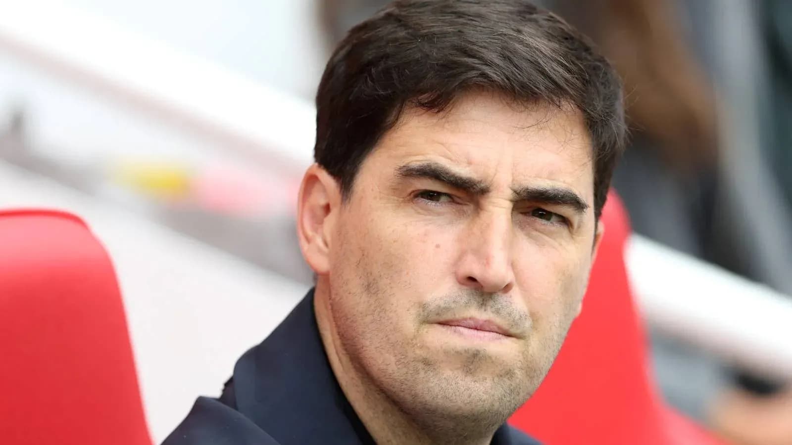 Entrenador observando desde el banquillo durante el partido