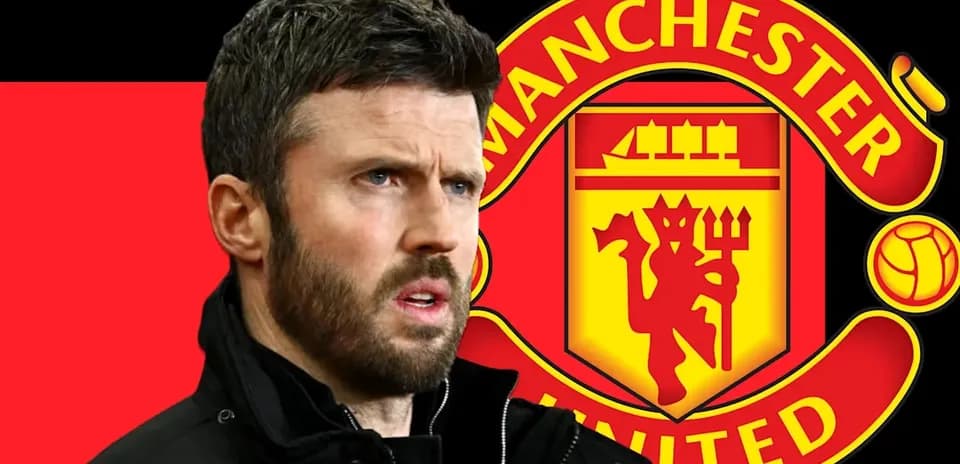 Entrenador frente al logo de Manchester United
