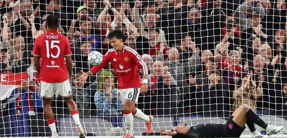 Jugador de Manchester United celebra gol en el estadio
