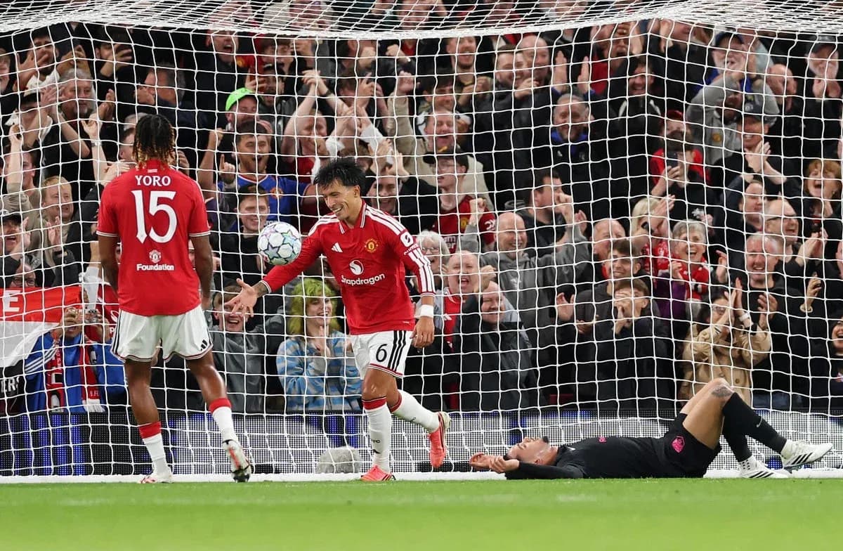 Jugador de Manchester United celebra gol en el estadio