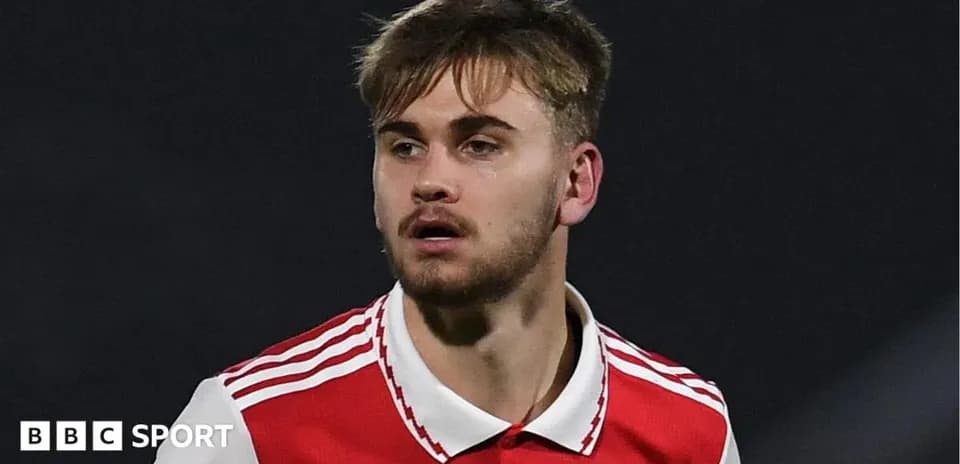 Jugador del Arsenal en el campo durante el partido