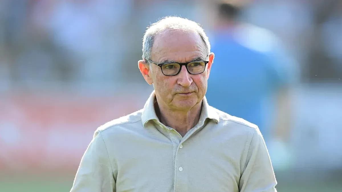 Entrenador observando el partido desde la línea lateral