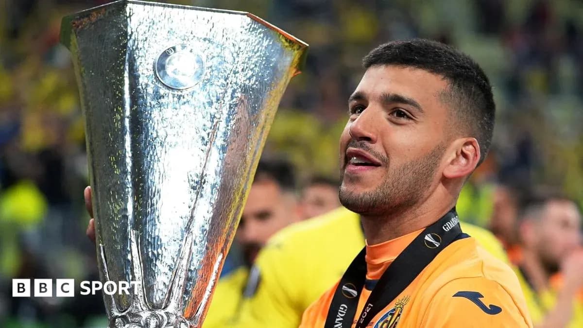 Jugador levantando el trofeo de la Europa League