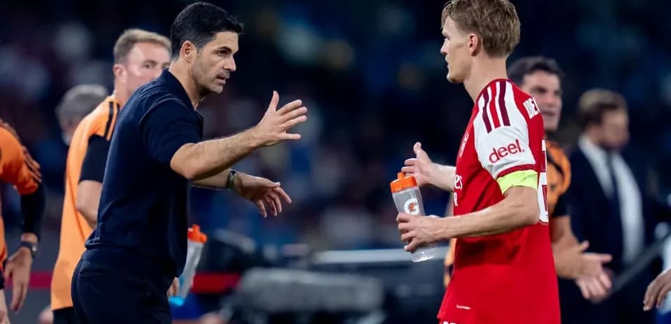 Entrenador hablando con el capitán durante el partido