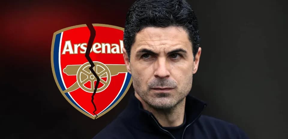 Entrenador Mikel Arteta frente al escudo de Arsenal