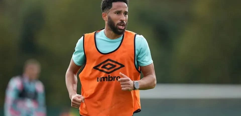Jugador entrenando con chaleco en campo de entrenamiento