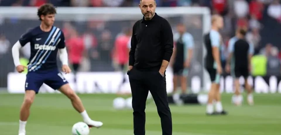 Entrenador observando el calentamiento de jugadores