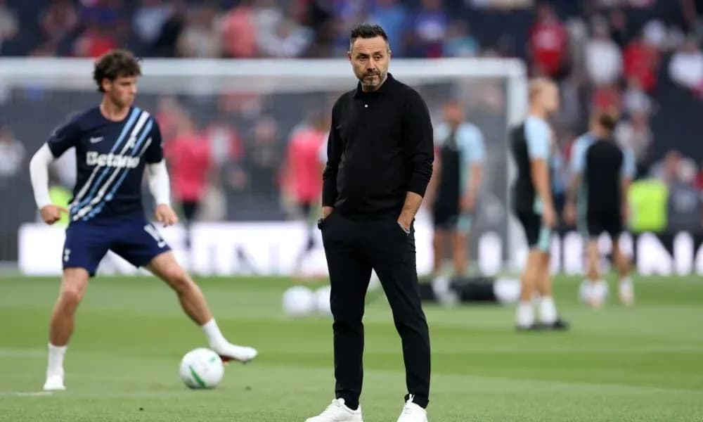 Entrenador observando el calentamiento de jugadores