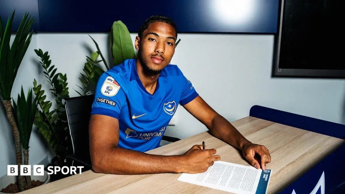 Jugador firmando contrato en oficina del club