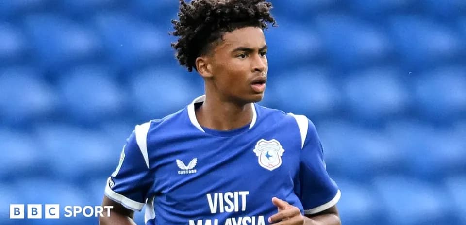 Jugador con camiseta azul de Cardiff City en acción