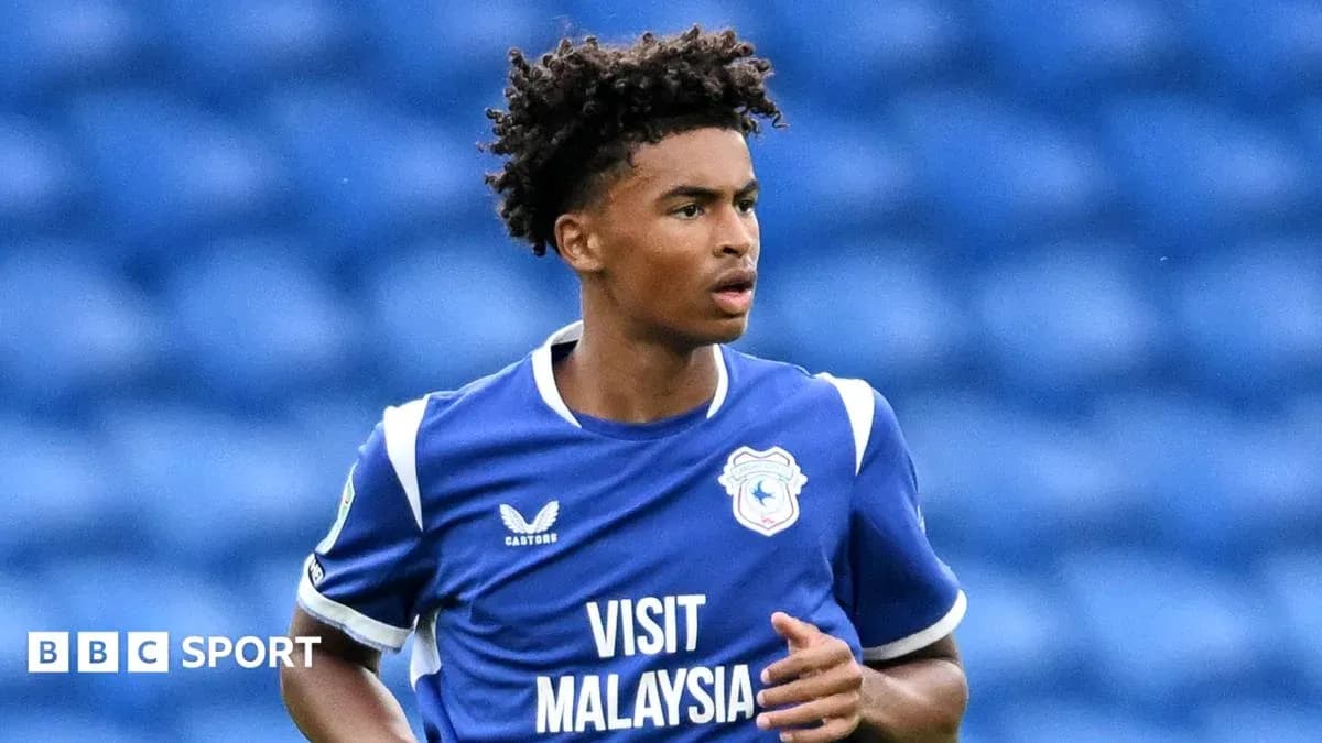 Jugador con camiseta azul de Cardiff City en acción