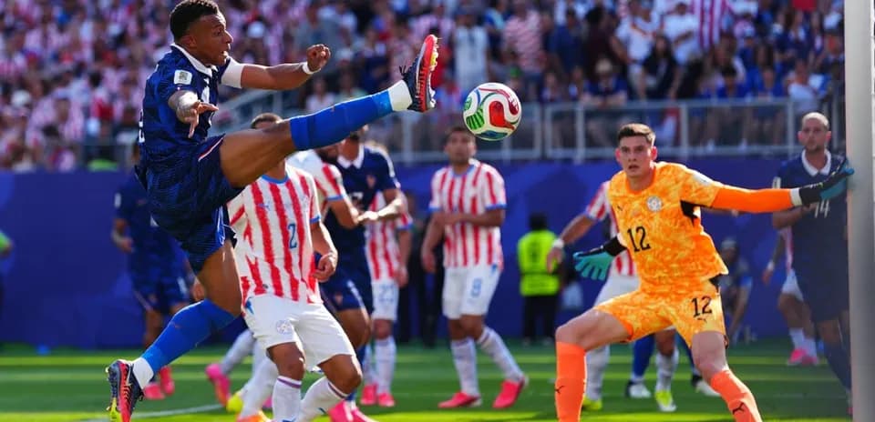 Jugador lanzando un tiro en un partido de fútbol