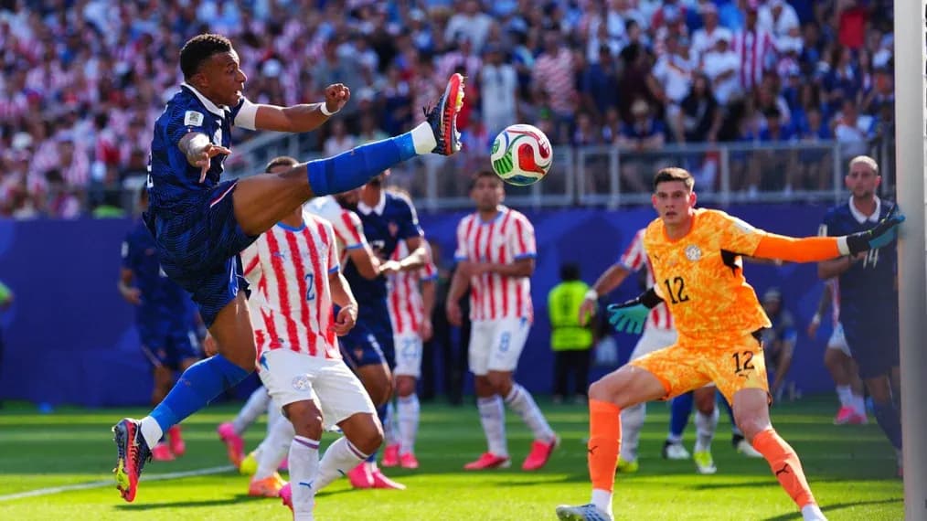 Jugador lanzando un tiro en un partido de fútbol