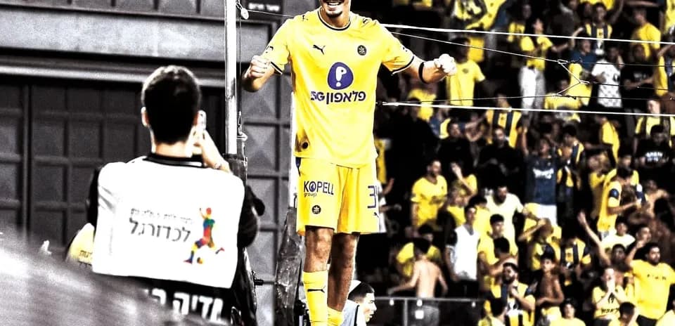 Jugador de Maccabi Tel Aviv celebrando con aficionados