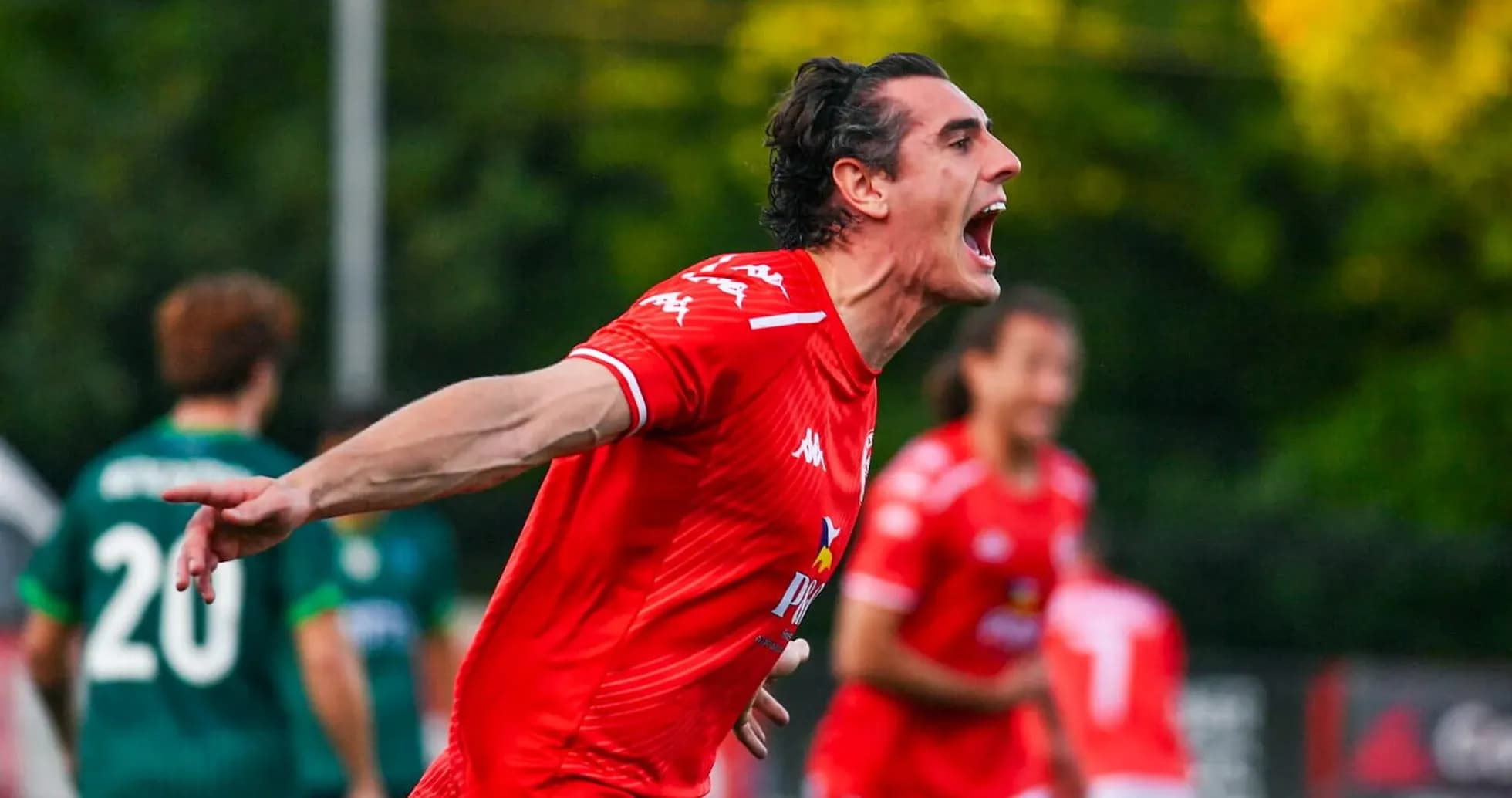 Jugador celebrando un gol en el partido