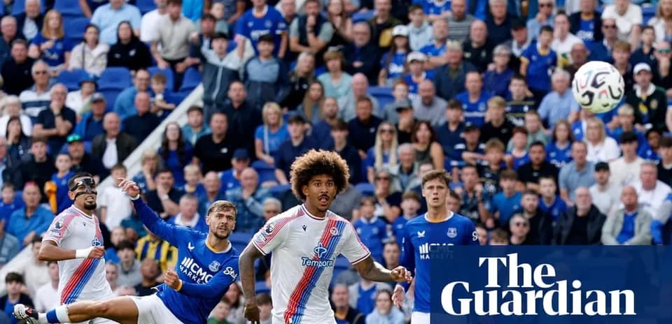 Jugadores compiten por el balón en partido