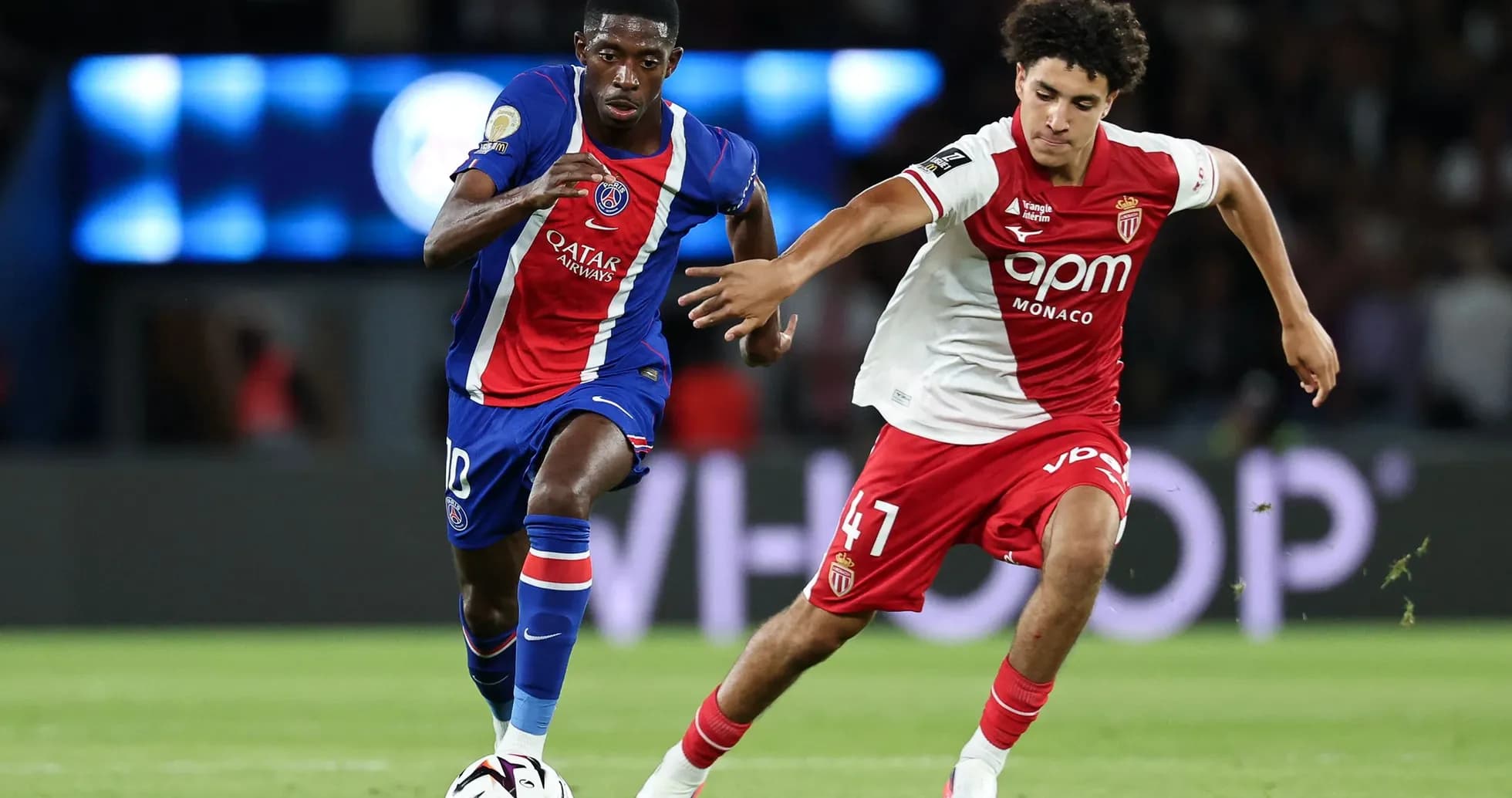 Jugadores del PSG y Mónaco compitiendo por el balón
