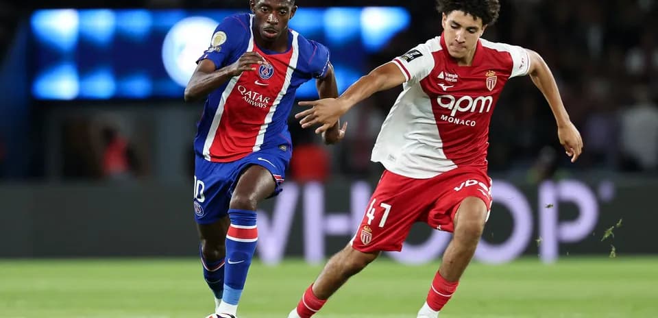 Jugadores del PSG y Mónaco compitiendo por el balón