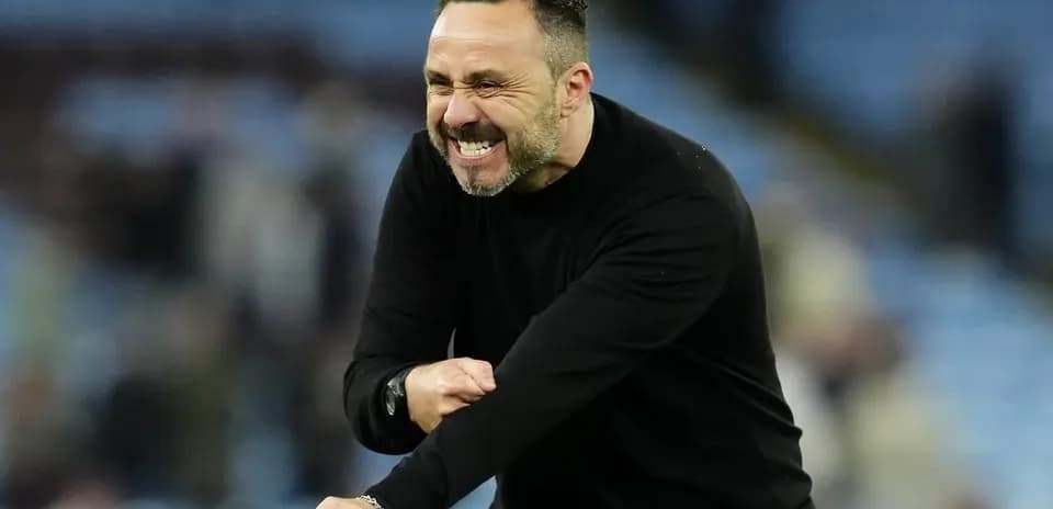 Entrenador celebrando en el banquillo del partido
