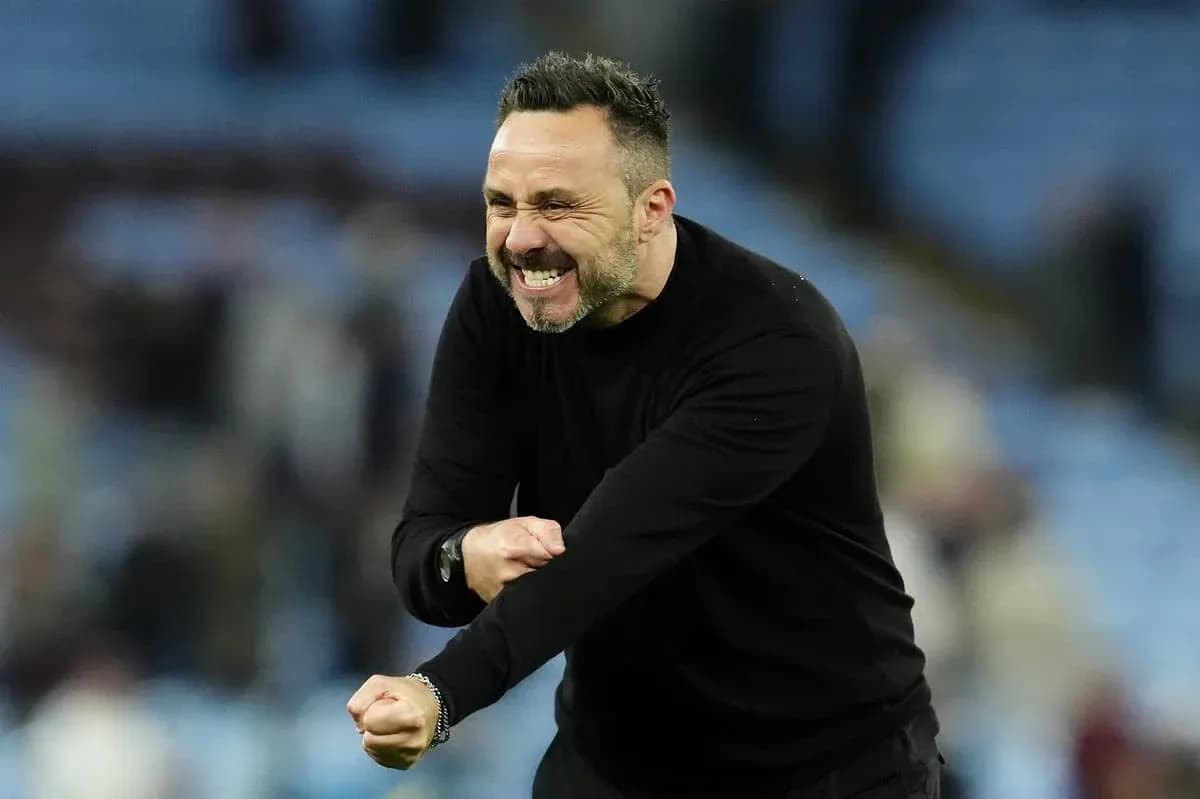 Entrenador celebrando en el banquillo del partido