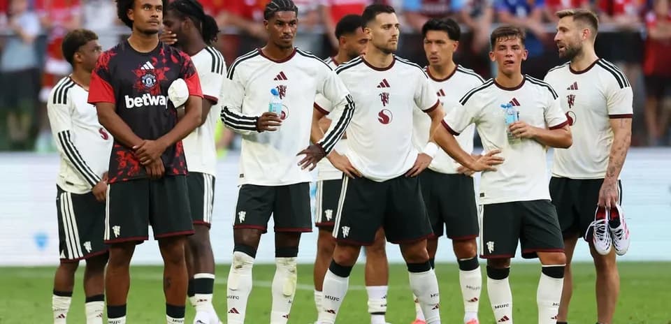 Jugadores de equipo en espera durante partido