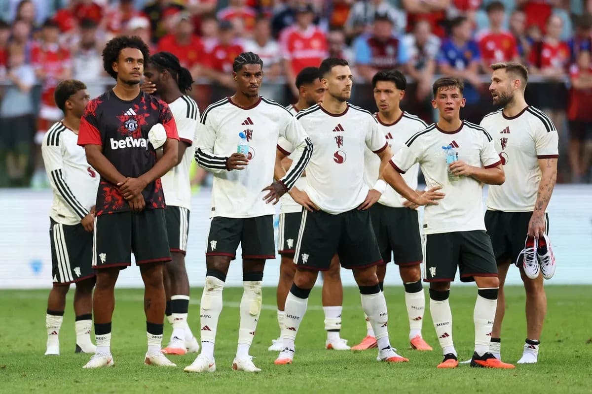 Jugadores de equipo en espera durante partido