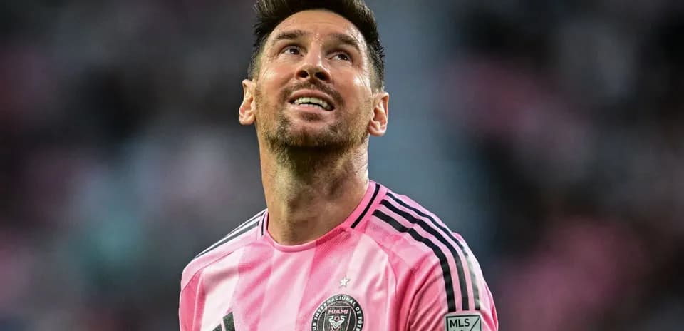 Jugador de Inter Miami mirando hacia arriba en el campo