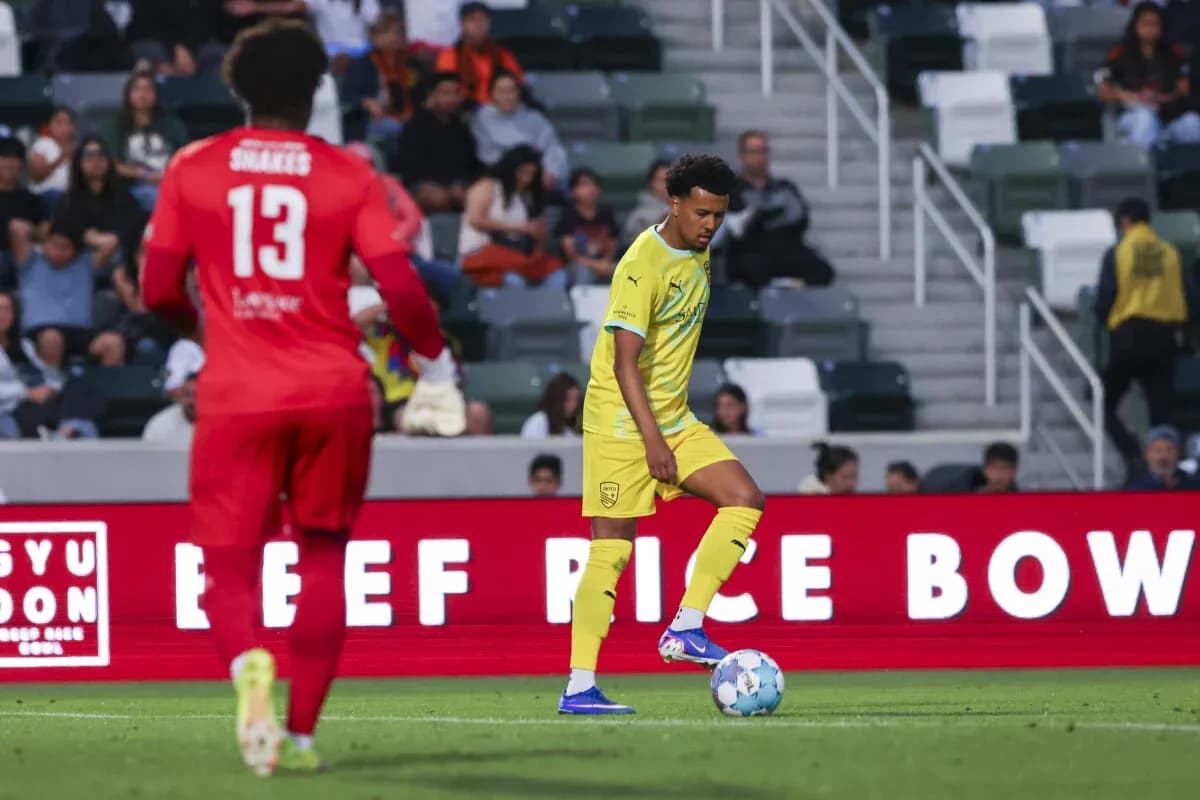 Jugador de New Mexico United con balón en campo