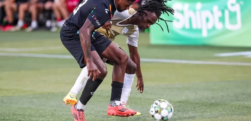 Dos jugadores compiten por el balón en el partido