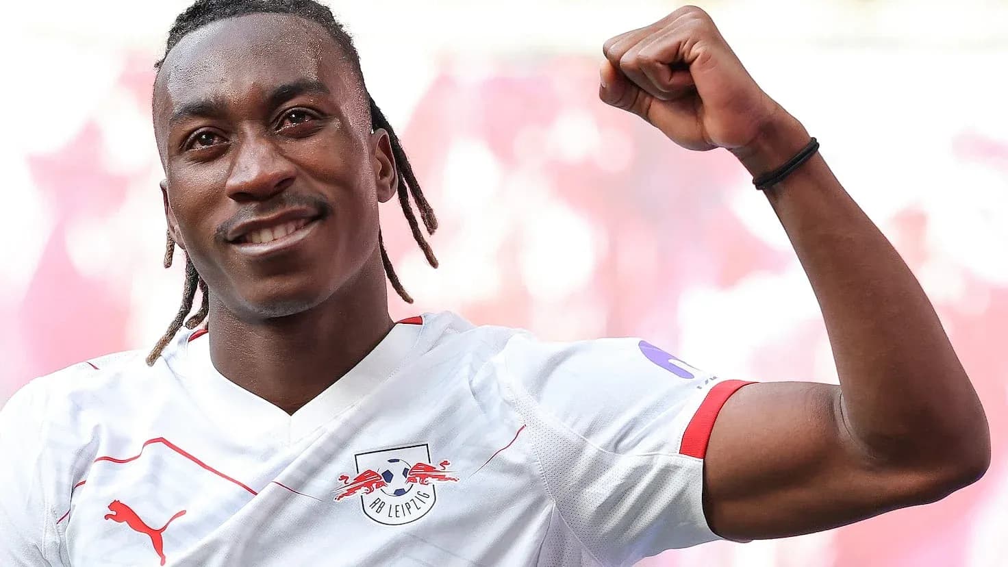 Jugador celebrando con el puño en alto