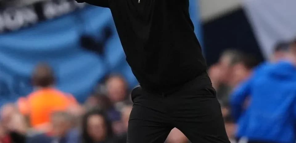 Entrenador dirigiendo a su equipo en el partido