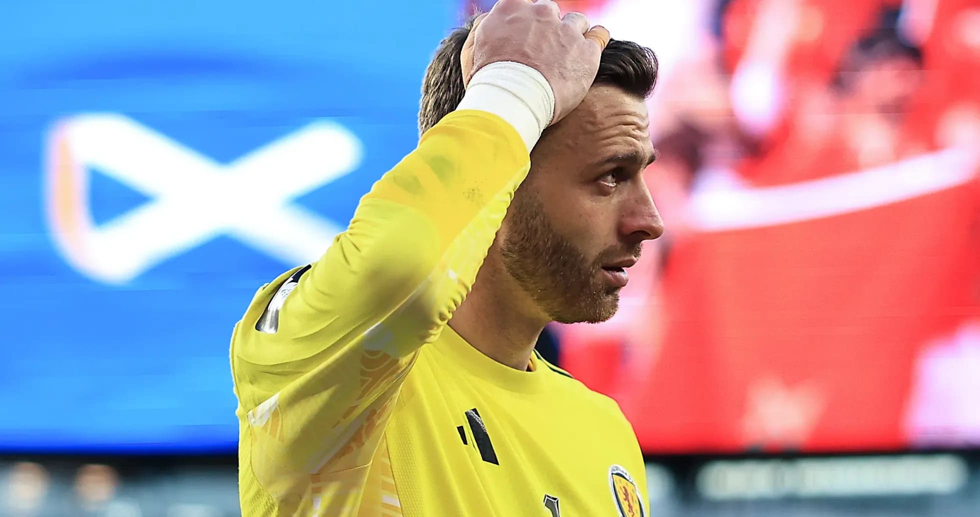 Portero con camiseta amarilla durante partido