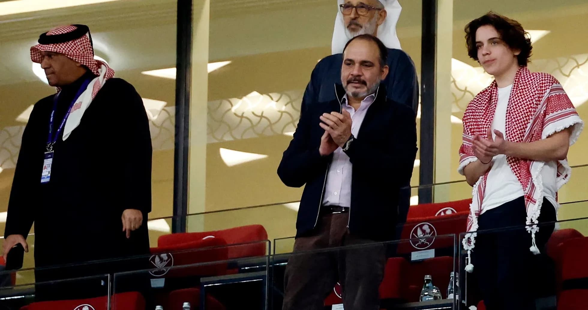 Espectadores aplaudiendo en la tribuna del estadio