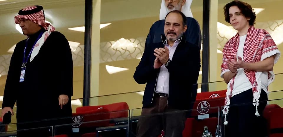 Espectadores aplaudiendo en la tribuna del estadio
