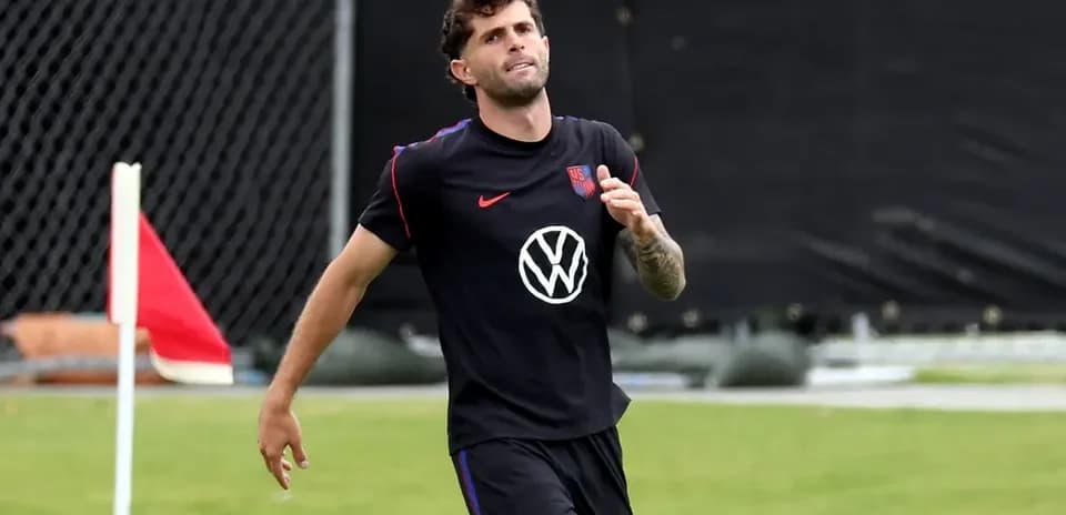 Jugador corriendo en entrenamiento de fútbol