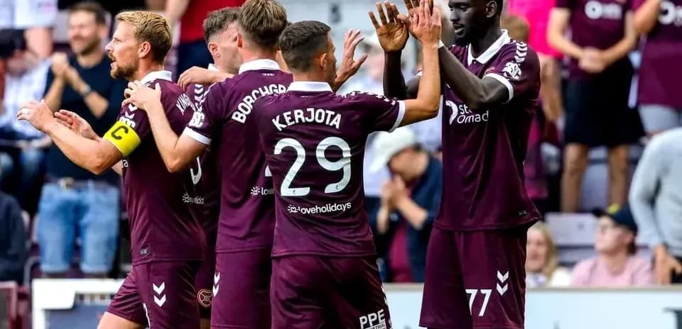 Jugadores del Heart Of Midlothian celebrando un gol