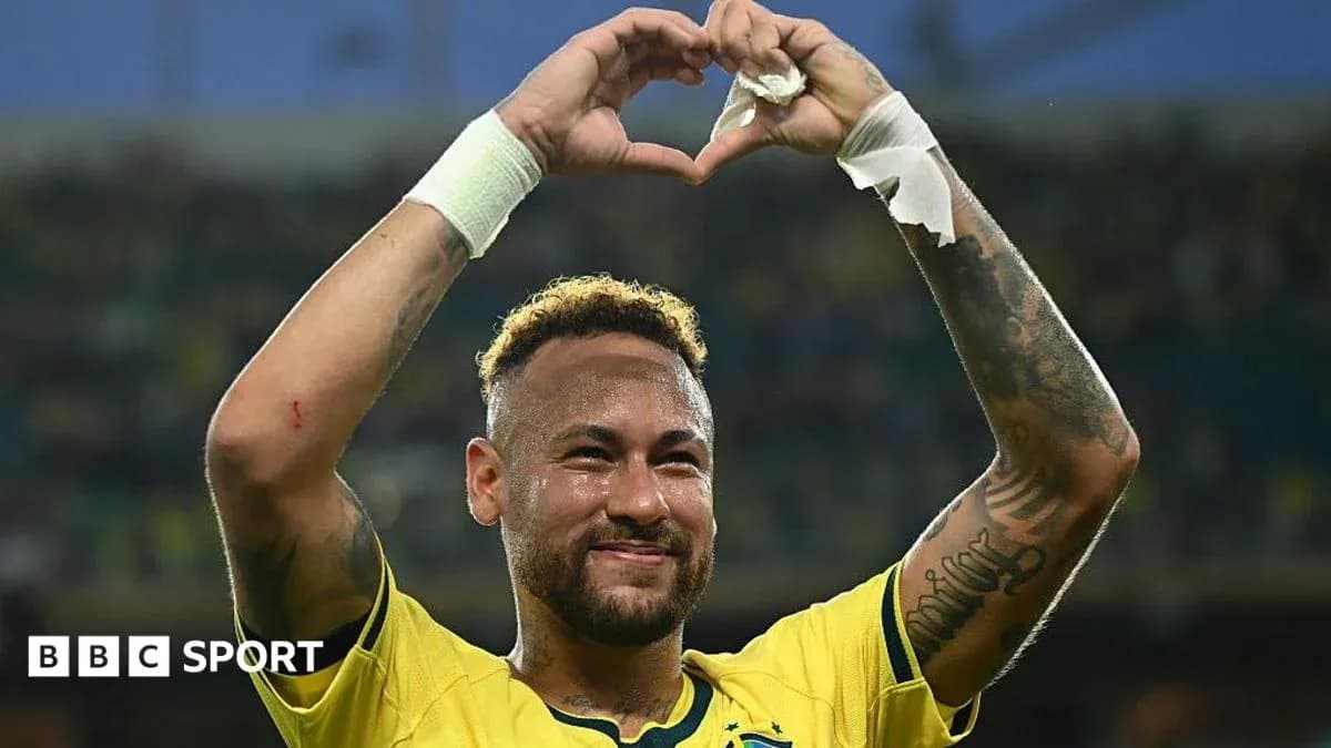 Neymar celebrando con las manos en forma de corazón