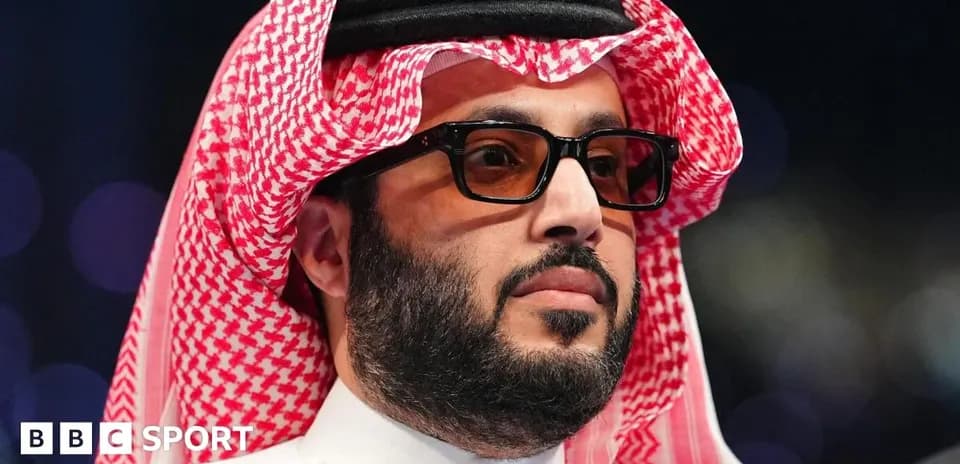 Hombre con gafas y thobe en evento deportivo
