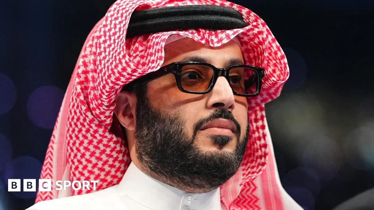 Hombre con gafas y thobe en evento deportivo