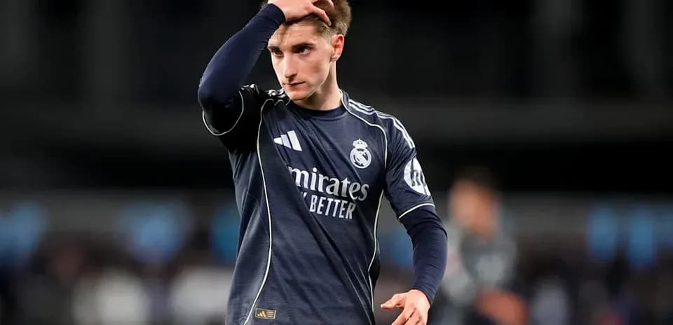 Jugador de Real Madrid con camiseta oscura en el campo