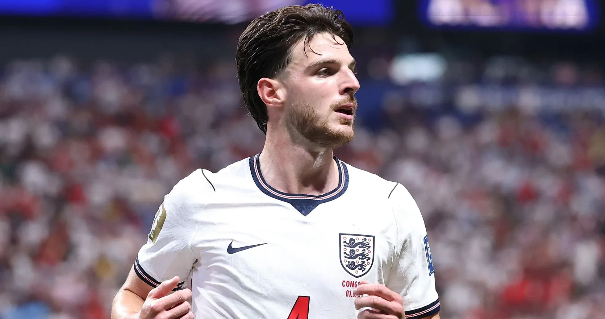 Jugador de Inglaterra con camiseta blanca en el campo