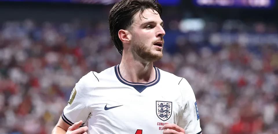 Jugador de Inglaterra con camiseta blanca en el campo