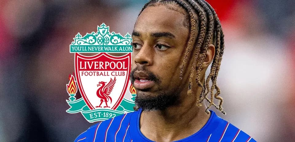 Jugador de Liverpool con camiseta azul en primer plano
