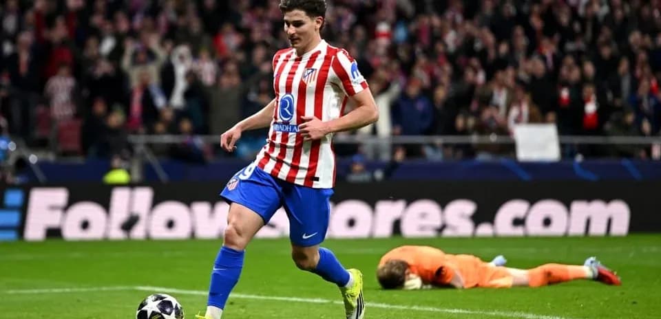 Jugador de Atlético de Madrid corriendo hacia el gol