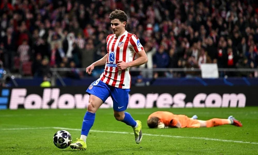 Jugador de Atlético de Madrid corriendo hacia el gol