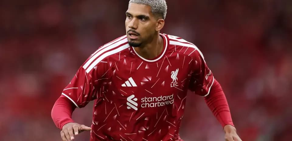 Jugador de Liverpool corriendo en el campo de juego