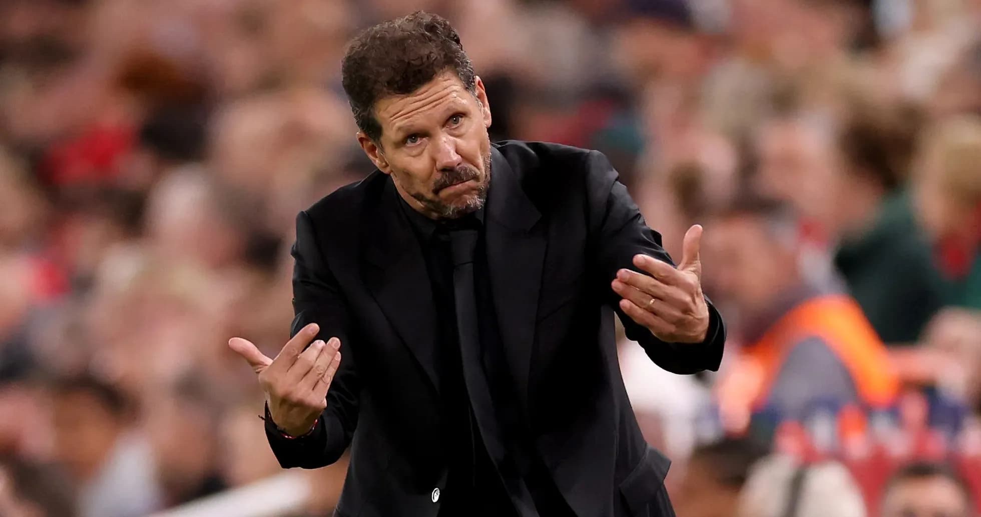 Entrenador gesticulando durante el partido