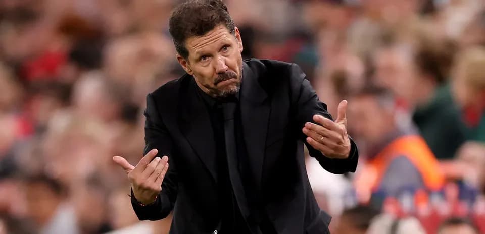 Entrenador gesticulando durante el partido